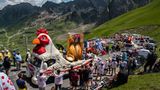 Auch aufwändig geschmückte Festwagen fahren auf der Strecke der Tour de France