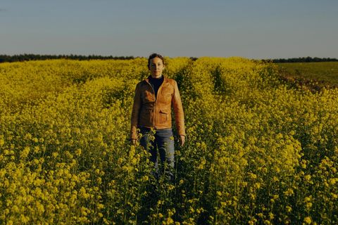 Juli Zeh in einem gelben Blumenfeld
