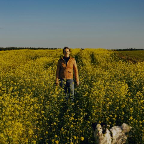 Juli Zeh in einem gelben Blumenfeld