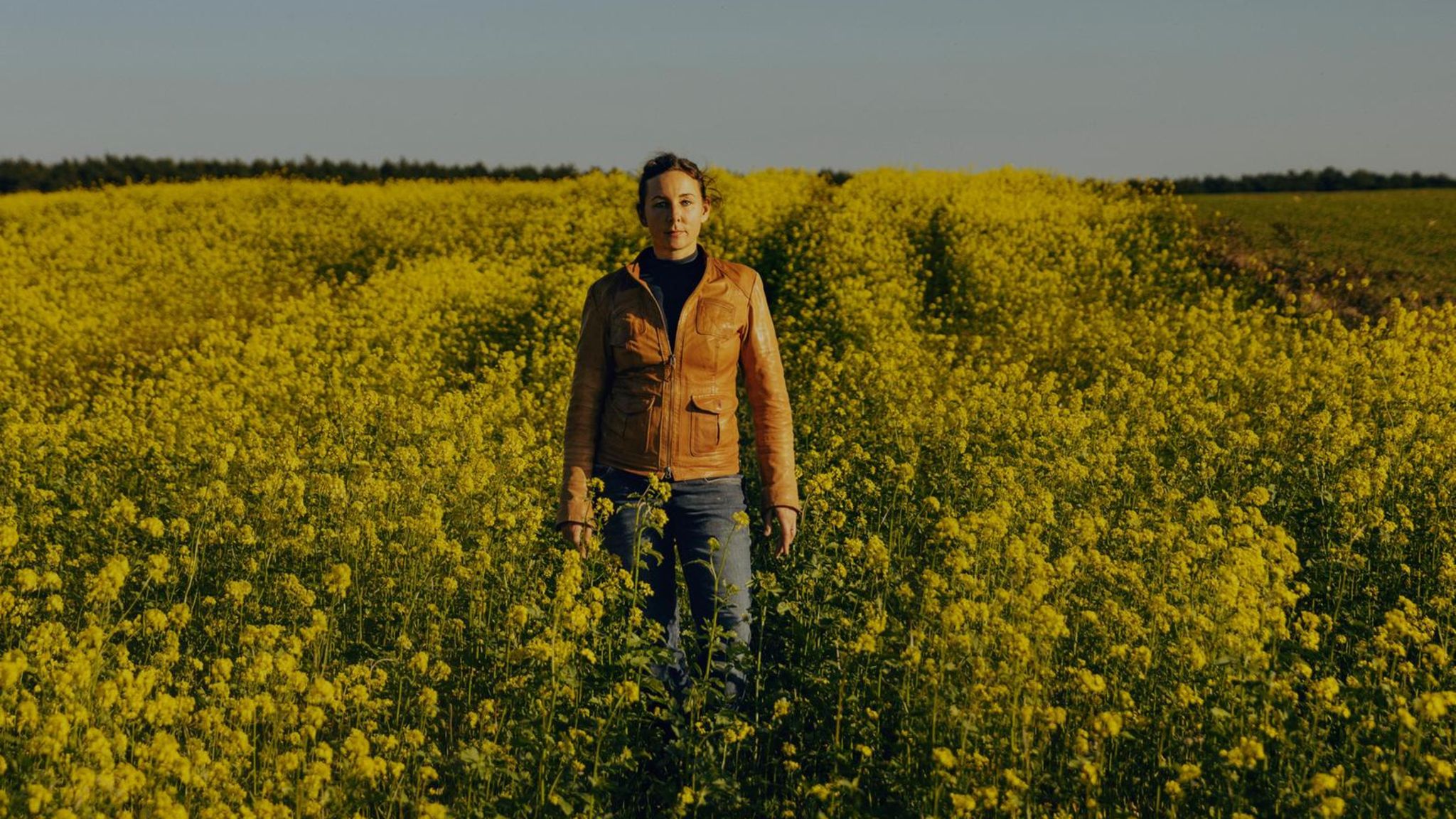 Juli Zeh in einem gelben Blumenfeld