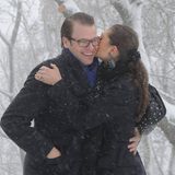 Gut vier Monate nach ihrer Traumhochzeit im Juni 2010 bringt Schwedens Kronprinzessin Victoria ihren Daniel das erste Mal in ihr Herzogtum. Mit der Hochzeit wurde aus dem Bürgerlichen der Herzog von Västergotland. Gemeinsam besucht das Paar den Aussichtsturm von Kinnekulle. Auf dem Weg gab es im frühwinterlichen Schneetreiben einen zärtlichen Wangenkuss. Die künftige Königin und ihr Gatte scheuen sich seit der Hochzeit nicht davor, ihre Gefühle auch in der Öffentlichkeit zu zeigen.