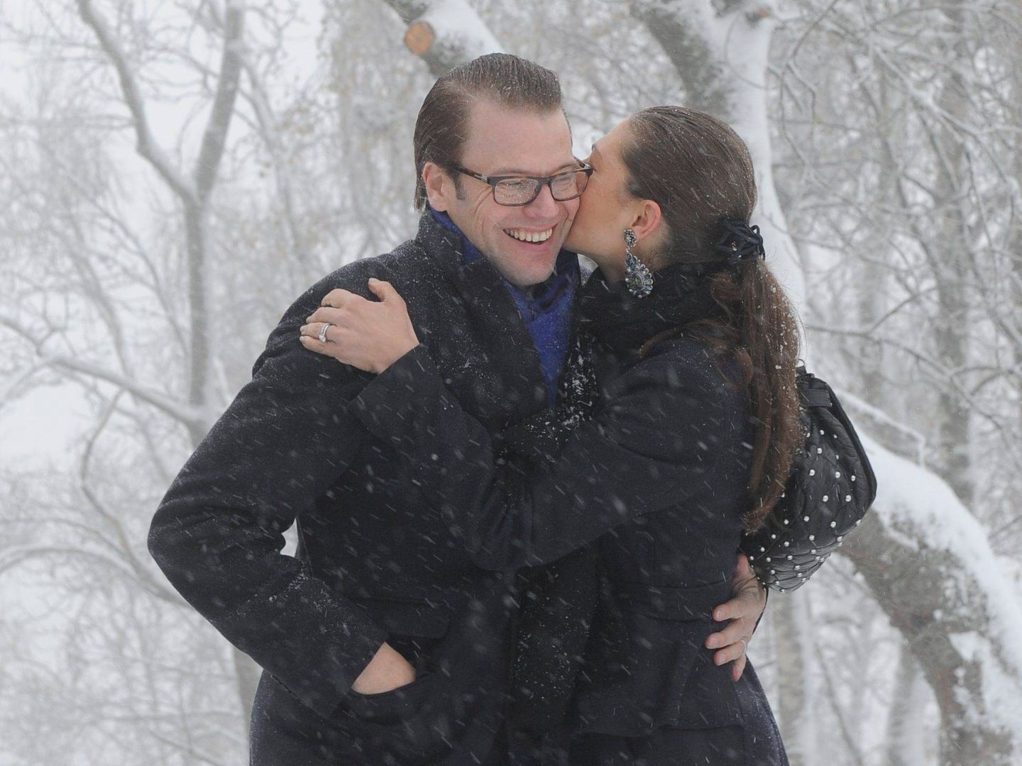 Bussi Bussi: Gut vier Monate nach ihrer Traumhochzeit im Juni 2010 bringt Schwedens Kronprinzessin Victoria ihren Daniel das erste Mal in ihr Herzogtum. Mit der Hochzeit wurde aus dem Bürgerlichen der Herzog von Västergotland. Gemeinsam besucht das Paar den Aussichtsturm von Kinnekulle. Auf dem Weg gab es im frühwinterlichen Schneetreiben einen zärtlichen Wangenkuss. Die künftige Königin und ihr Gatte scheuen sich seit der Hochzeit nicht davor, ihre Gefühle auch in der Öffentlichkeit zu zeigen. Gut vier Monate nach ihrer Traumhochzeit im Juni 2010 bringt Schwedens Kronprinzessin Victoria ihren Daniel das erste Mal in ihr Herzogtum. Mit der Hochzeit wurde aus dem Bürgerlichen der Herzog von Västergotland. Gemeinsam besucht das Paar den Aussichtsturm von Kinnekulle. Auf dem Weg gab es im frühwinterlichen Schneetreiben einen zärtlichen Wangenkuss. Die künftige Königin und ihr Gatte scheuen sich seit der Hochzeit nicht davor, ihre Gefühle auch in der Öffentlichkeit zu zeigen.