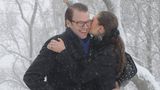 Gut vier Monate nach ihrer Traumhochzeit im Juni 2010 bringt Schwedens Kronprinzessin Victoria ihren Daniel das erste Mal in ihr Herzogtum. Mit der Hochzeit wurde aus dem Bürgerlichen der Herzog von Västergotland. Gemeinsam besucht das Paar den Aussichtsturm von Kinnekulle. Auf dem Weg gab es im frühwinterlichen Schneetreiben einen zärtlichen Wangenkuss. Die künftige Königin und ihr Gatte scheuen sich seit der Hochzeit nicht davor, ihre Gefühle auch in der Öffentlichkeit zu zeigen.