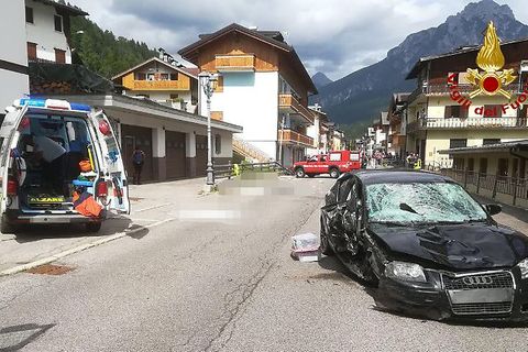 Unfallauto und Krankenwagen in Santo Stefano di Cadore