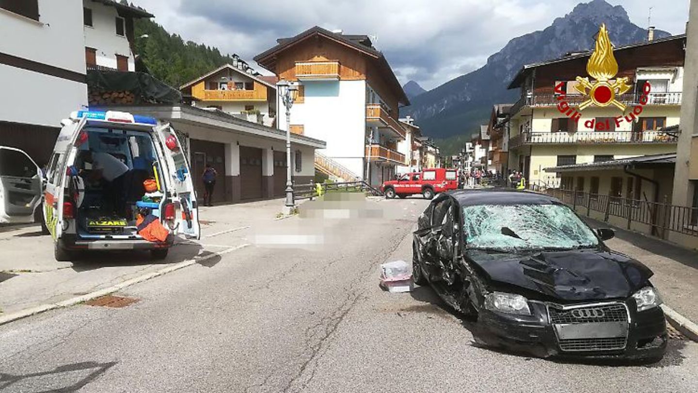Unfallauto und Krankenwagen in Santo Stefano di Cadore