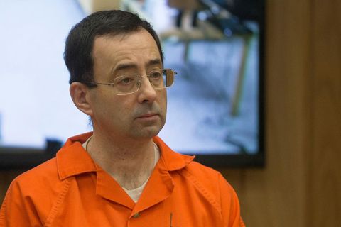 Der frühere Sportarzt des US-Turnverbandes, Larry Nassar, liegt derzeit mit mehreren Stichwunden in einem Krankenhaus
