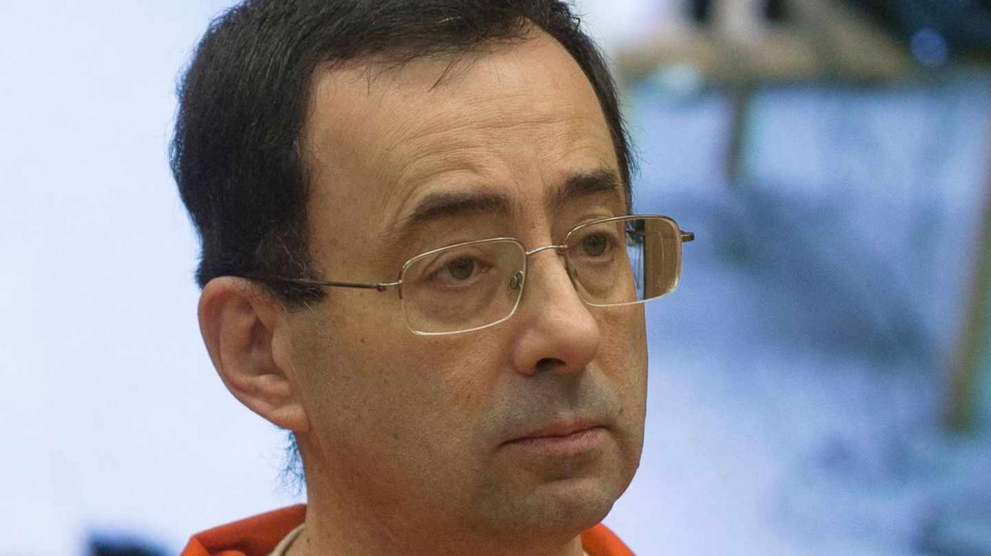 Der frühere Sportarzt des US-Turnverbandes, Larry Nassar, liegt derzeit mit mehreren Stichwunden in einem Krankenhaus