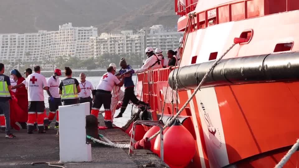 Video: Gran Canaria: Spanische Küstenwache bringt mehr als 80 Migranten in Sicherheit