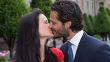 Am 27. Juni 2014 teilt der schwedische Palast mit, dass sich Prinz Carl Philip mit seiner langjährigen Freundin Sofia Hellqvist verlobt hat. Am selben Tag posiert das glückliche Paar für die Fotografen – und küsst sich sogar vor den Kameras.