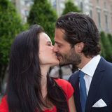 Am 27. Juni 2014 teilt der schwedische Palast mit, dass sich Prinz Carl Philip mit seiner langjährigen Freundin Sofia Hellqvist verlobt hat. Am selben Tag posiert das glückliche Paar für die Fotografen – und küsst sich sogar vor den Kameras.