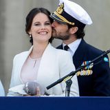 Am 30. April 2016 feiert König Carl Gustaf von Schweden seinen 70. Geburtstag mit dem Volk. Auf dem Balkon kuscheln Prinz Carl Philip und seine Ehefrau Sofia. Knapp ein Jahr zuvor hatte sich das Paar das Jawort gegeben.