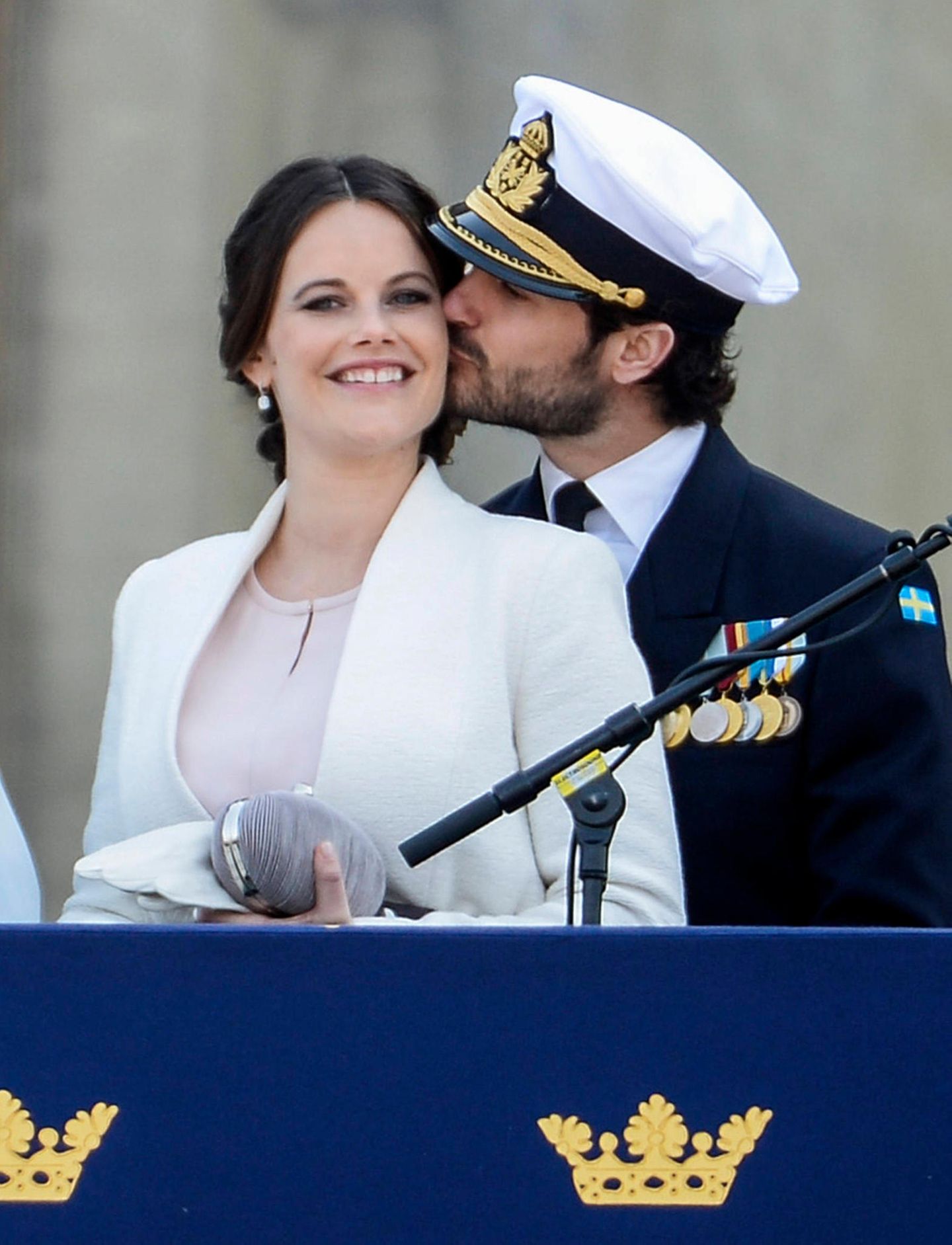 Am 30. April 2016 feiert König Carl Gustaf von Schweden seinen 70. Geburtstag mit dem Volk. Auf dem Balkon kuscheln Prinz Carl Philip und seine Ehefrau Sofia. Knapp ein Jahr zuvor hatte sich das Paar das Jawort gegeben.