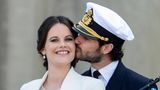 Am 30. April 2016 feiert König Carl Gustaf von Schweden seinen 70. Geburtstag mit dem Volk. Auf dem Balkon kuscheln Prinz Carl Philip und seine Ehefrau Sofia. Knapp ein Jahr zuvor hatte sich das Paar das Jawort gegeben.