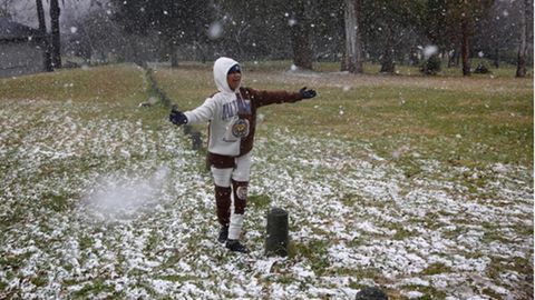 Ein Einwohner von Johannesburg freut sich über den Schnee