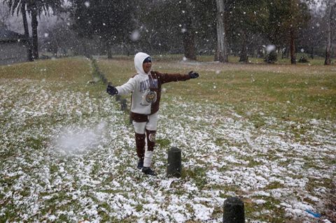 Ein Einwohner von Johannesburg freut sich über den Schnee