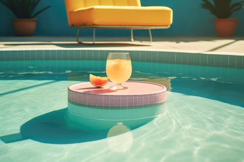 Cocktailglas im Pool