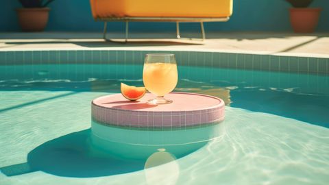 Cocktailglas im Pool