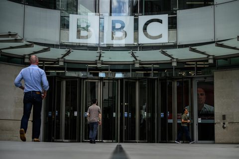Über dem Eingang zu einem Bürogebäude sind Glasscheiben mit den Buchstaben "BBC" angebracht