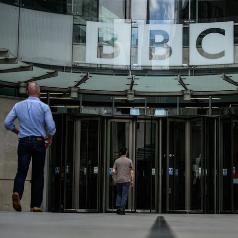Über dem Eingang zu einem Bürogebäude sind Glasscheiben mit den Buchstaben "BBC" angebracht