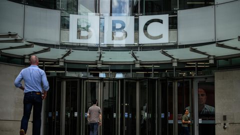 Über dem Eingang zu einem Bürogebäude sind Glasscheiben mit den Buchstaben "BBC" angebracht