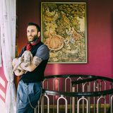 Der Tieraktivist Ricky hält sein Lamm im Arm