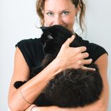 Die Fotografin Diana Bagnoli hält ihre schwarze Katze Kina im Arm