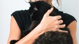Die Fotografin Diana Bagnoli hält ihre schwarze Katze Kina im Arm