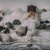 Freunde fürs Leben: Chiara lebt schon seit ihrer Kindheit mit Kaninchen und Hasen, heute züchtet sie die Tiere selbst auf einem Bauernhof im Norden Italiens. 50 Stück besitzt sie derzeit – manchmal dürfen sie sogar zu ihr ins Bett hopsen