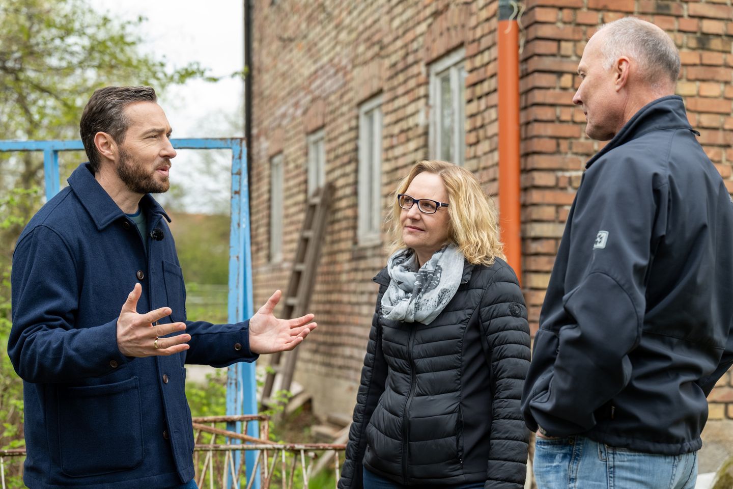 Aktenzeichen XY gelöst: Moderator Sven Voss mit den damaligen Ermittlern Gerd Hartmann und Claudia Langer am Tatort