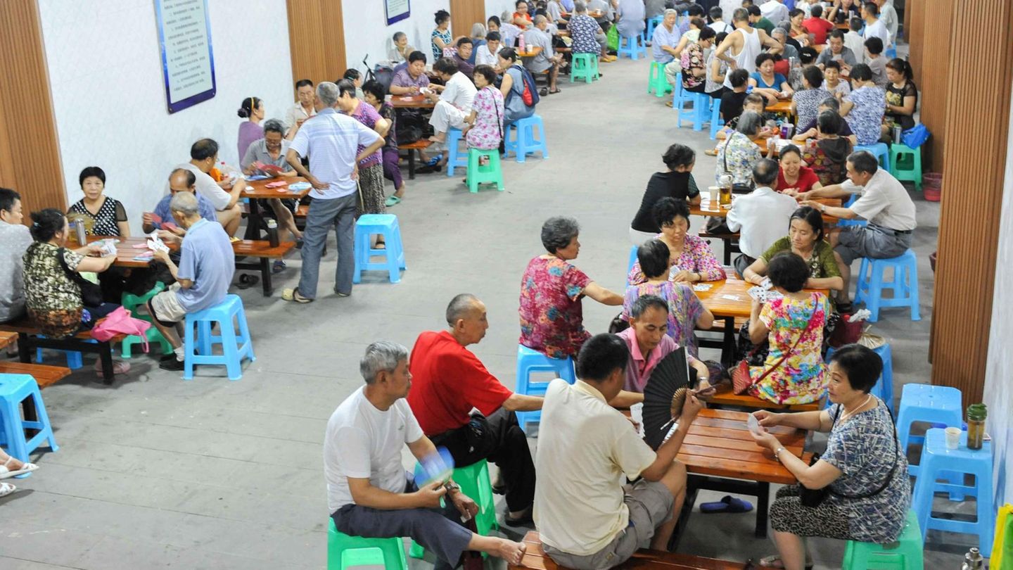 Menschen sitzen in einem Luftschutztunnel in Chonqqing, China