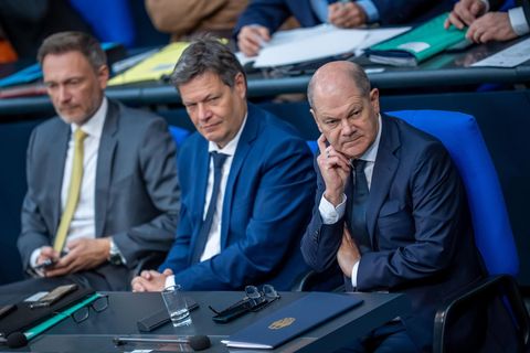 Scholz, Habeck und Lindner sitzen nebeneinander im Sizungsaal
