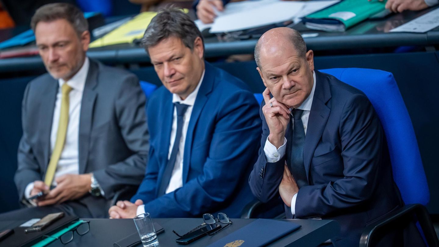 Scholz, Habeck und Lindner sitzen nebeneinander im Sizungsaal Scholz, Habeck und Lindner sitzen nebeneinander im Sizungsaal