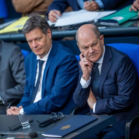 Scholz, Habeck und Lindner sitzen nebeneinander im Sizungsaal