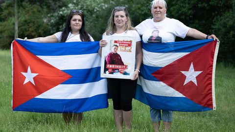 Maria und Janie Frometa Compte, Töchter des inhaftierten Deutsch-Kubaners Luis Frometa Compte mit ihrer Mutter