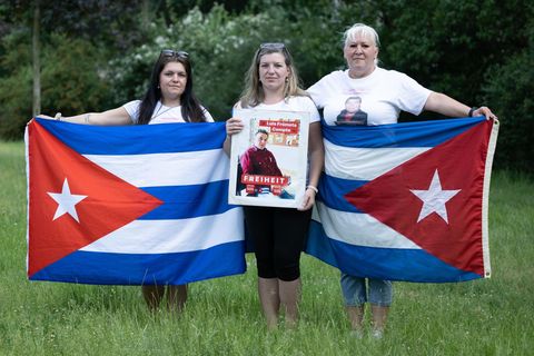 Maria und Janie Frometa Compte, Töchter des inhaftierten Deutsch-Kubaners Luis Frometa Compte mit ihrer Mutter