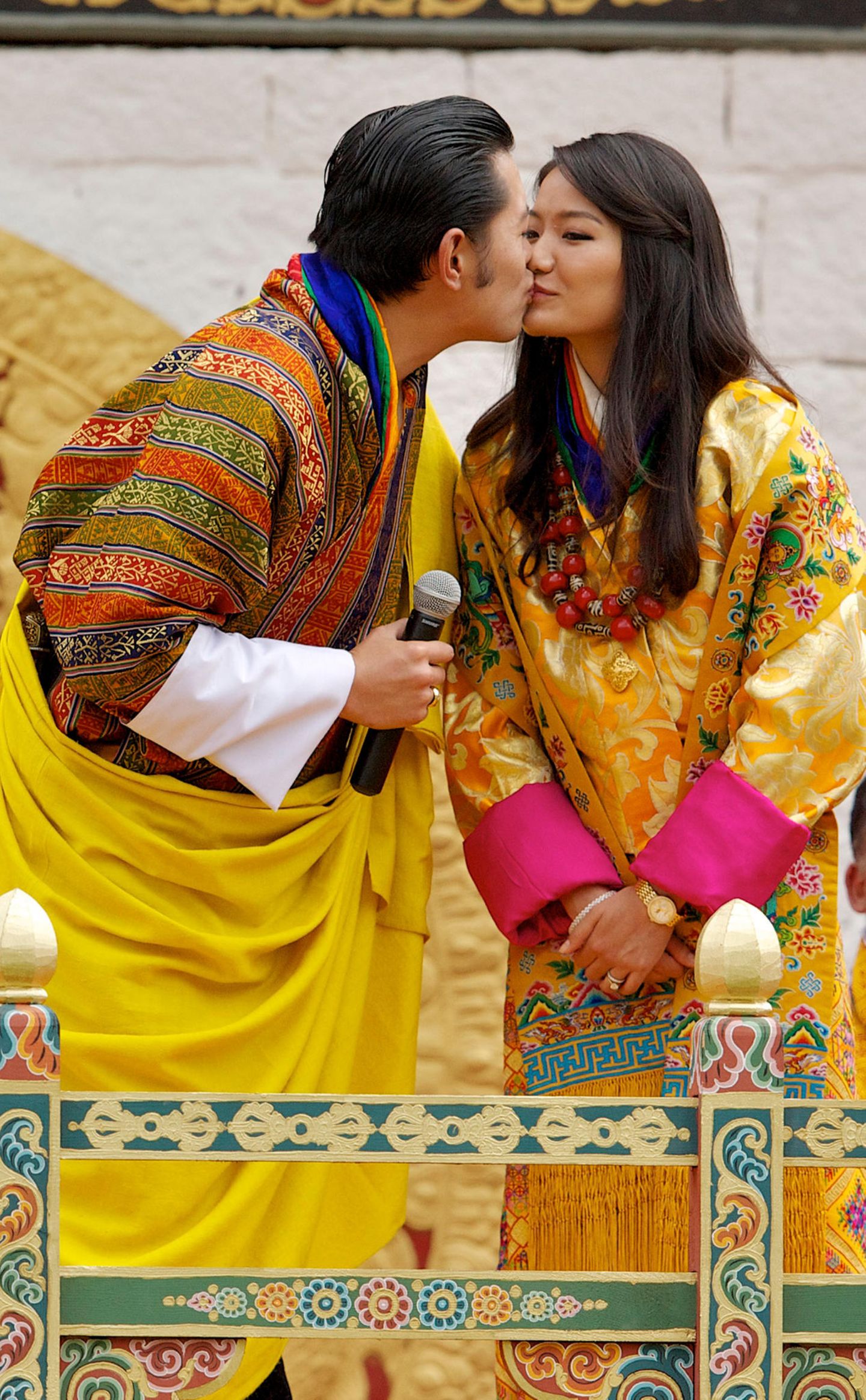 Ein Kuss, der eine neue Ära einläutet! Im Oktober 2011 heiratet König Jigme von Bhutan die bürgerliche Jetsun Pema in einem mehrere Tage andauernden Fest. Im Vorfeld hatte der Monarch des kleinen Landes im Himalaya angekündigt, dass er anders als sein Vaters nur eine Frau heiraten werde. Der vorherige Monarch hatte vier Schwestern geehelicht. Auch auf Körperkontakt zwischen dem König und seiner Gattin wurde bislang in der Öffentlichkeit verzichtet. Als Zeichen der Moderne wird daher dieser sanfte Kuss zwischen Jigme und seiner Jetsun gefeiert.