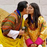 Ein Kuss, der eine neue Ära einläutet! Im Oktober 2011 heiratet König Jigme von Bhutan die bürgerliche Jetsun Pema in einem mehrere Tage andauernden Fest. Im Vorfeld hatte der Monarch des kleinen Landes im Himalaya angekündigt, dass er anders als sein Vaters nur eine Frau heiraten werde. Der vorherige Monarch hatte vier Schwestern geehelicht. Auch auf Körperkontakt zwischen dem König und seiner Gattin wurde bislang in der Öffentlichkeit verzichtet. Als Zeichen der Moderne wird daher dieser sanfte Kuss zwischen Jigme und seiner Jetsun gefeiert.