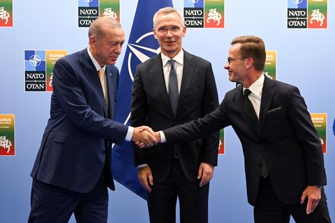 Ein Handschlag, der das westliche Militärbündnis erleichtert: der türkische Präsident Recep Tayyip Erdoğan (l.) zusammen mit Schwedens Ministerpräsident Ulf Kristersson (r.) und Nato-Generalsekretär Jens Stoltenberg