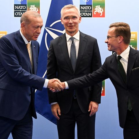 Ein Handschlag, der das westliche Militärbündnis erleichtert: der türkische Präsident Recep Tayyip Erdoğan (l.) zusammen mit Schwedens Ministerpräsident Ulf Kristersson (r.) und Nato-Generalsekretär Jens Stoltenberg