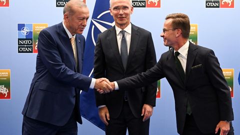 Ein Handschlag, der das westliche Militärbündnis erleichtert: der türkische Präsident Recep Tayyip Erdoğan (l.) zusammen mit Schwedens Ministerpräsident Ulf Kristersson (r.) und Nato-Generalsekretär Jens Stoltenberg