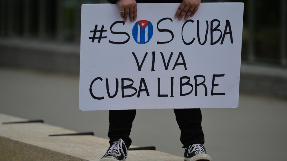 Kuba Havanna Proteste Protest-Plakat, auf dem "SOS Cuba" zu lesen ist