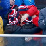 Gruppenbusseln in der norwegischen Kronprinzenfamilie: Am Rande der Nordischen Ski-Wettkämpfe 2015 umarmt Kronprinzessin Mette-Marit Ehemann Haakon, Tochter Ingrid Alexandra und Sohn Sverre Magnus. Der künftige König und vor allem seine Frau sind bekannt dafür, ihre Liebe ohne Zurückhaltung in der Öffentlichkeit zu zeigen.