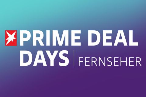 Amazon Prime Deal Days Fernseher: Ein Pärchen schaut einen Film zusammen.