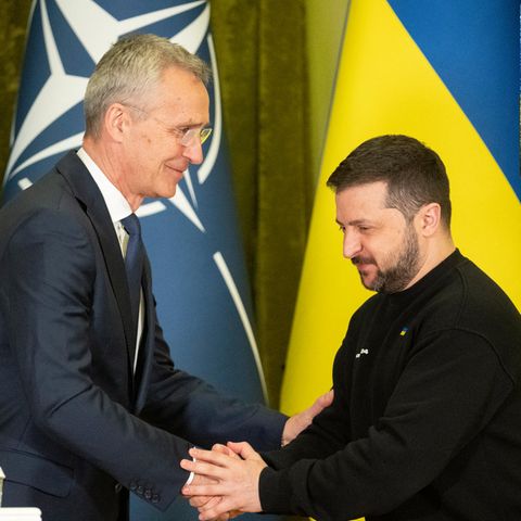 Nato-Generalsekretär Jens Stoltenberg (l.) und der ukrainische Präsident Wolodymyr Selenskyj