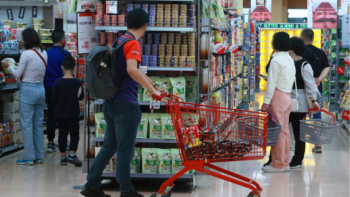 Menschen beim Einkaufen im Supermarkt
