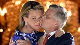 Ein dicker Kuss für seine Königin! Am 21. Juli 2013 folgt Philippe von Belgien seinem Vater auf den Thron. Gemeinsam mit seiner Frau Mathilde zeigt sich der neue Monarch auf dem Schlossbalkon seinem Volk. 