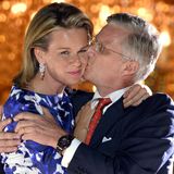 Ein dicker Kuss für seine Königin! Am 21. Juli 2013 folgt Philippe von Belgien seinem Vater auf den Thron. Gemeinsam mit seiner Frau Mathilde zeigt sich der neue Monarch auf dem Schlossbalkon seinem Volk. 