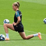 Mittelfeld: Janina Minge, SC Freiburg  Minge ist als Nachrückerin im Kader. Verletzt sich jemand der 23 Nominierten, nimmt sie deren Stelle ein. Die Freiburgerin empfahl sich mit einem Tor in ihrem zweiten Länderspiel gegen Vietnam. Ihre bevorzugte Position ist das linke Mittelfeld.