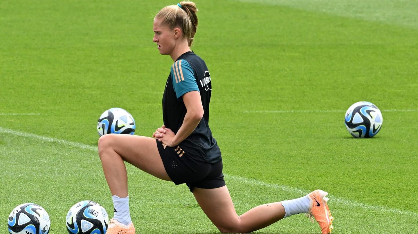 Fußball-WM 2023: Mittelfeld: Janina Minge, SC Freiburg Minge ist als Nachrückerin im Kader. Verletzt sich jemand der 23 Nominierten, nimmt sie deren Stelle ein. Die Freiburgerin empfahl sich mit einem Tor in ihrem zweiten Länderspiel gegen Vietnam. Ihre bevorzugte Position ist das linke Mittelfeld. Mittelfeld: Janina Minge, SC Freiburg Minge ist als Nachrückerin im Kader. Verletzt sich jemand der 23 Nominierten, nimmt sie deren Stelle ein. Die Freiburgerin empfahl sich mit einem Tor in ihrem zweiten Länderspiel gegen Vietnam. Ihre bevorzugte Position ist das linke Mittelfeld.