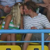 Vor Meghan war Prinz Harry in seinen Zwanzigern mit Chelsy Davy liiert. Hier knutscht das Paar 2007 beim Cricket-Match zwischen England und Australien. Der Prinz und die Blondine aus Simbabwe hatte zuvor Urlaub auf Barbados gemacht.